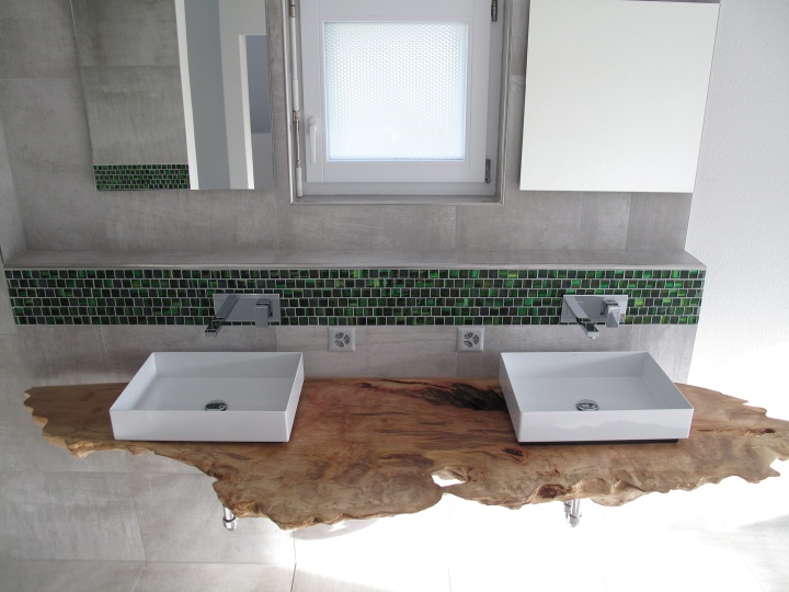 Baumstamm Badezimmer