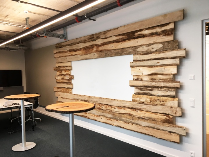Holzwand für Kreativraum