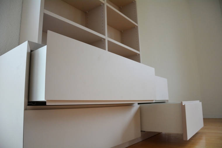 Bücherregal mit Schubladen