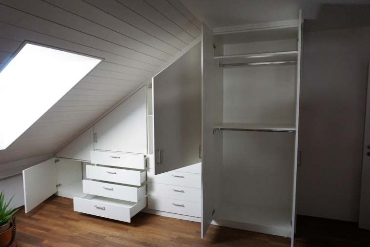 Schrank in Dachschräge 1